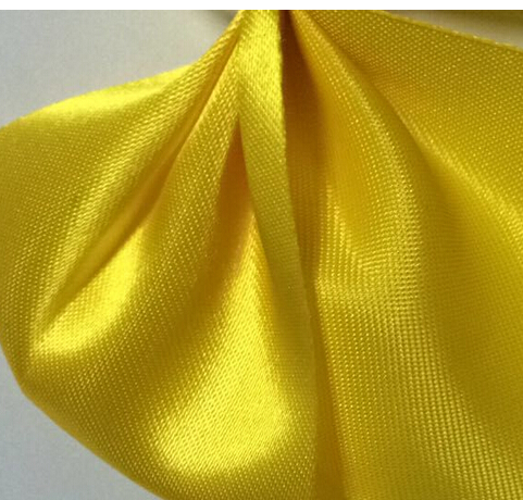 應該是無紡布之類，一麵光滑有亮澤 