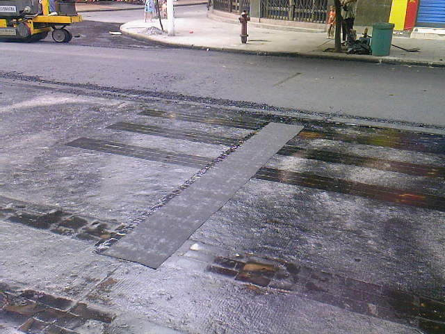 白加黑道路用自粘抗裂防水卷材